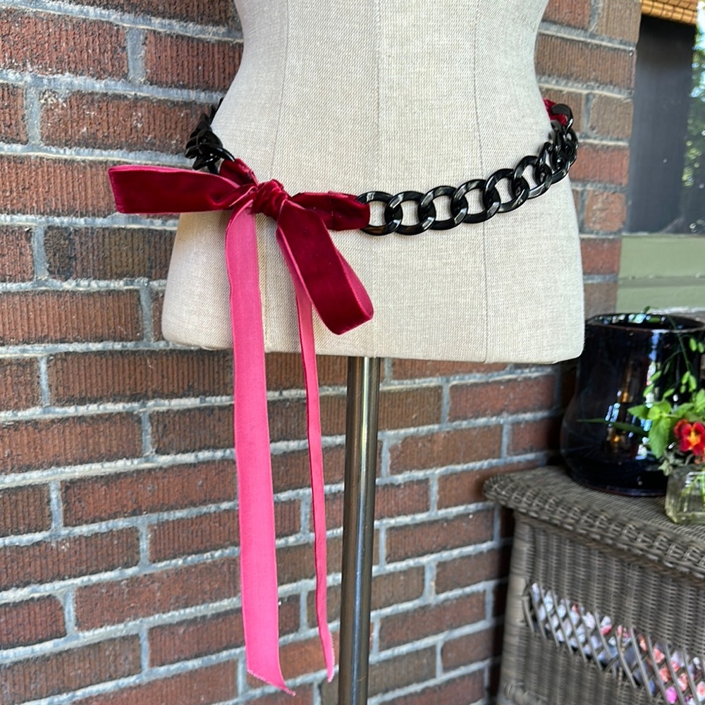 J Crew vintage burgundy/maroon velvet/black plastic chain link belt. OS